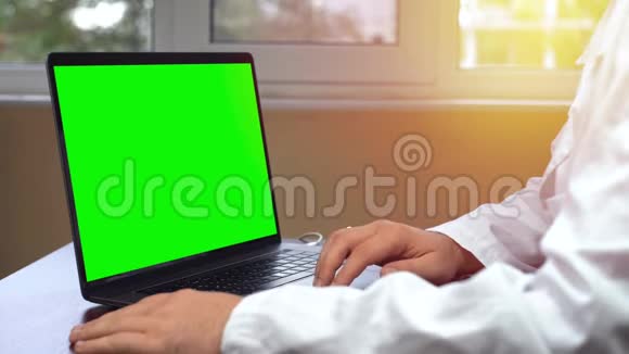 医生使用笔记本电脑触摸板带有绿色屏幕色键的笔记本视频的预览图