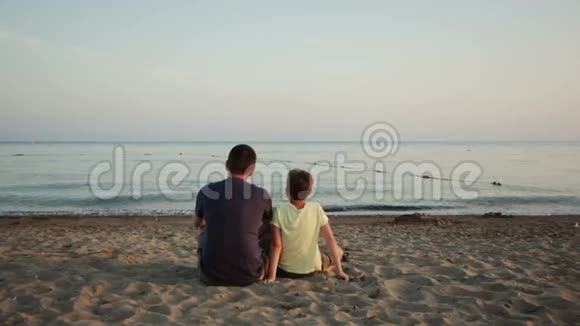 年轻的父子在海滩上视频的预览图