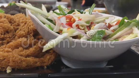 炸鲶鱼辣色拉亚洲泰式美食搭配酸甜辣酱食用视频的预览图