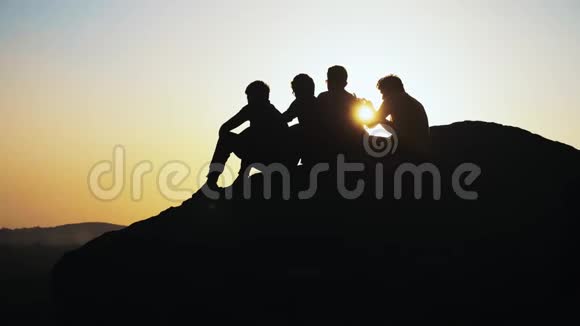 一群欣赏山顶日落的人视频的预览图