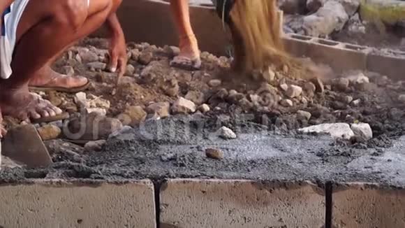 建筑工人浇混凝土灌浆条做路面视频的预览图