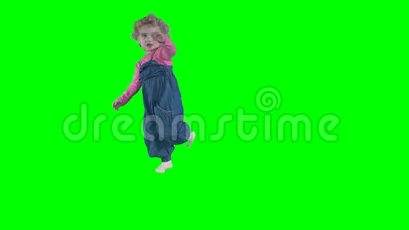 疯狂的小女孩浪漫舞蹈动作孤立于绿色视频的预览图