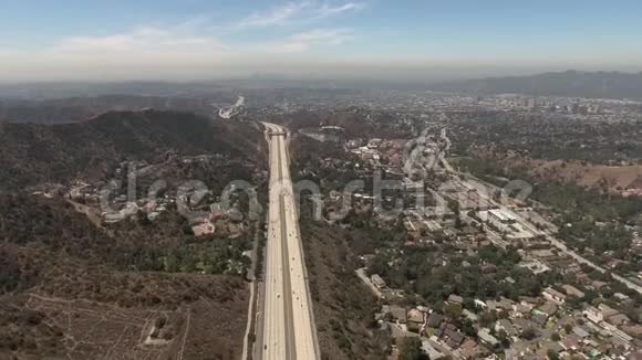 加州格伦代尔山区公路鸟瞰图视频的预览图