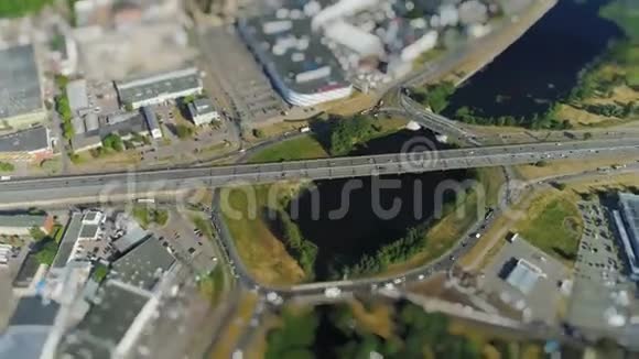 里加市公路汽车交通桥无人驾驶飞机穿越高架桥的微型运动视频的预览图