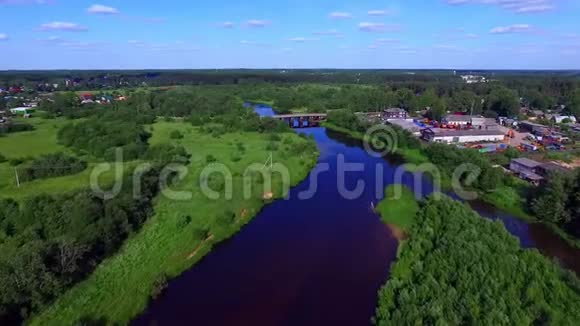 俄罗斯乡村聚落和跨河桥的鸟瞰图视频的预览图