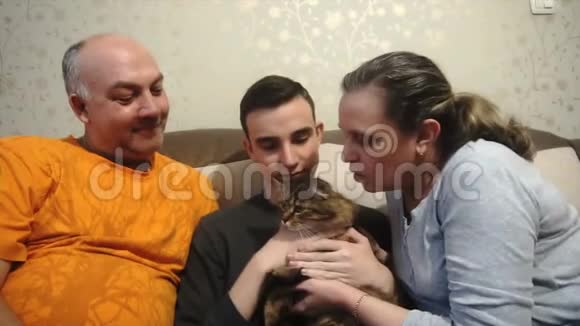 爸爸妈妈和儿子一起玩猫家庭幸福视频的预览图