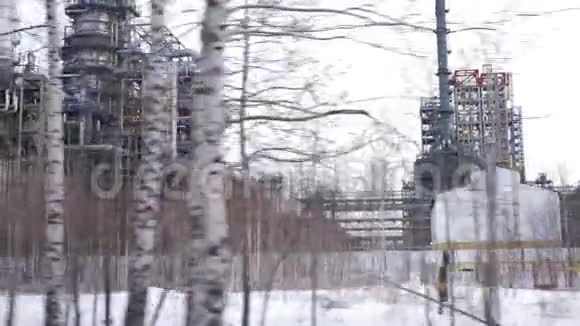 领土石化和炼厂冬季景观石油和燃料工业沿油厂行驶视频的预览图