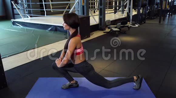 一个可爱的女孩正在为站在垫子上的脚做热身运动视频的预览图