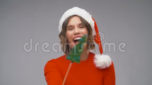 戴圣诞老人礼帽的女人在圣诞快乐视频的预览图