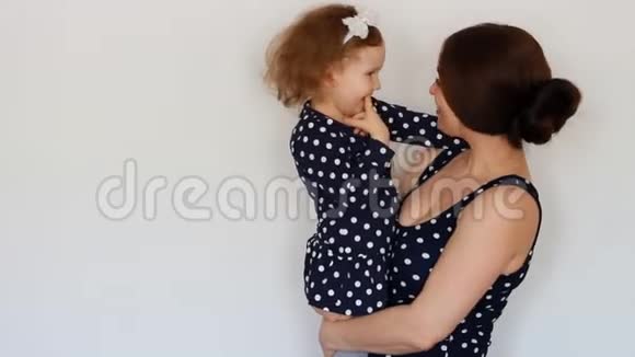 一个幸福的母亲抱着一个孩子表达母爱拥抱和亲吻视频的预览图