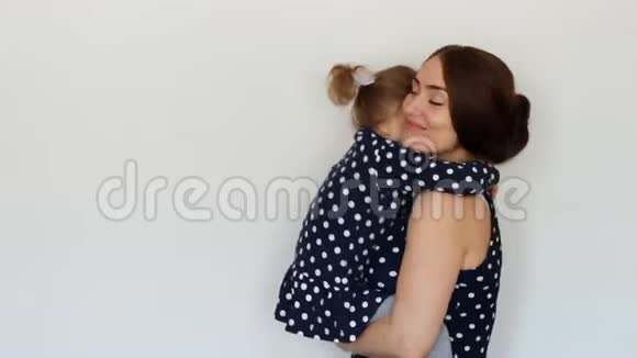 一个幸福的母亲抱着一个孩子表达母爱拥抱和亲吻视频的预览图