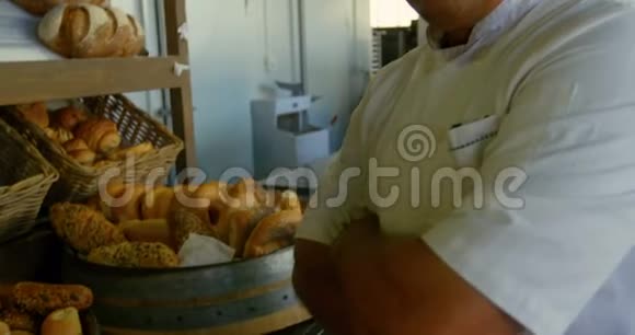 快乐厨师站在商业厨房4k交叉手臂视频的预览图