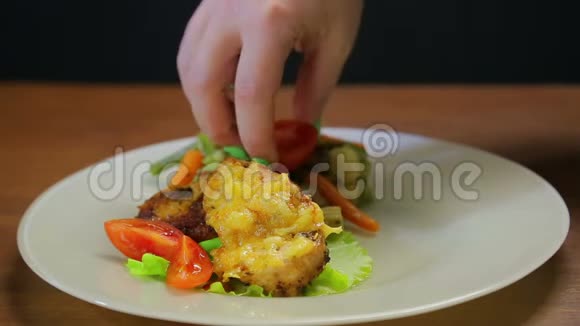 一个女人用蔬菜红番茄和酱油片装饰一个火鸡盘视频的预览图