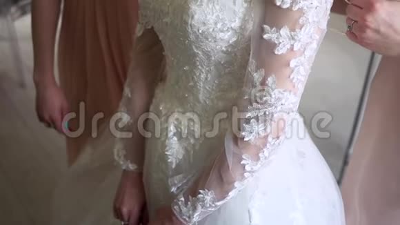 两个女朋友帮新娘穿衣视频的预览图
