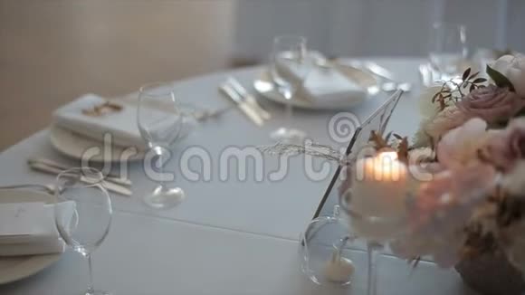 一张装饰的餐桌用燃烧的蜡烛做婚礼晚餐视频的预览图