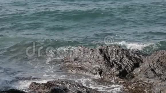海洋海浪冲击海岸岩石视频的预览图