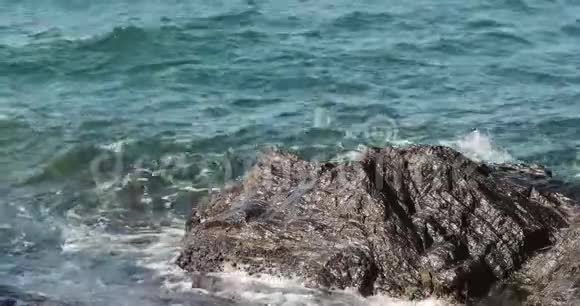 海洋海浪冲击海岸岩石视频的预览图