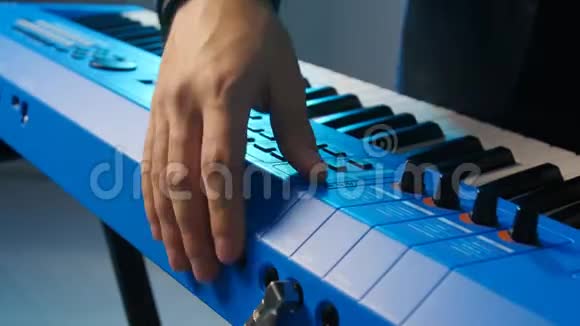 音乐和现场音乐会的概念音乐家演奏键盘的双手视频的预览图