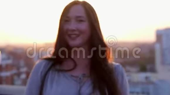 日落时分站在屋顶上的女人视频的预览图