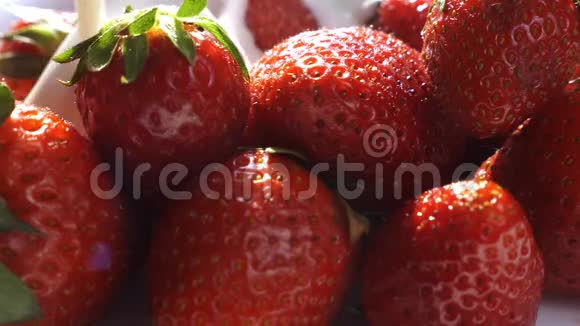 在超级慢动作的草莓上倒入酸奶视频的预览图