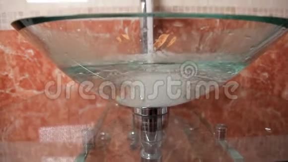 水在一个不寻常的透明水槽里视频的预览图