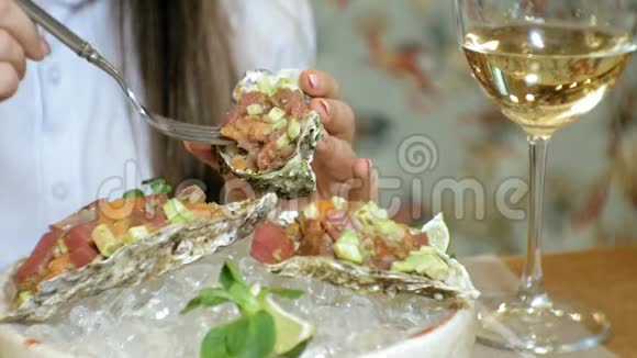 特写拍摄一道美味的生鱼菜三文鱼焦油与鳄梨在一个壳与冰盘视频的预览图
