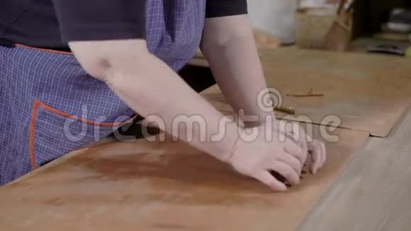 在陶轮上工作前专家揉捏粘土的特写镜头视频的预览图