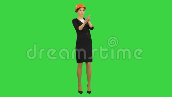 女建筑师在硬帽制作有趣的舞蹈在绿色屏幕Chroma键视频的预览图