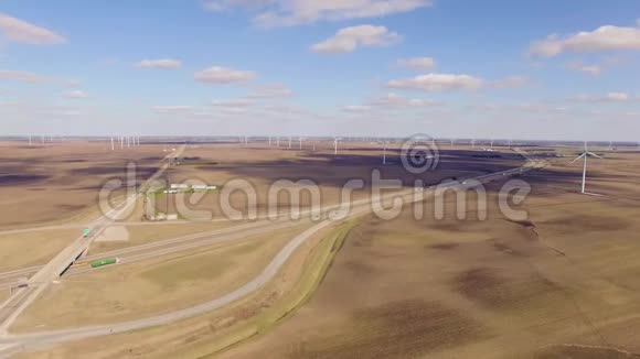 印第安纳州风力发电场空中录像视频的预览图