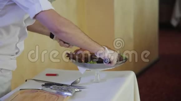 餐厅的厨师把烤鹅切了视频的预览图