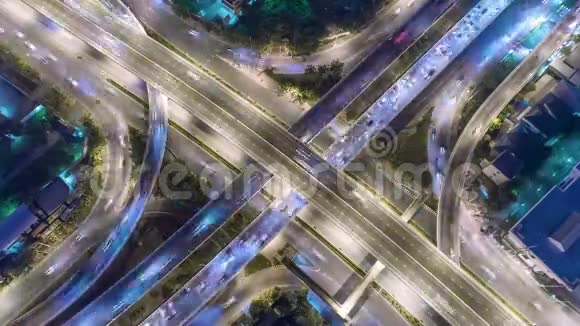 高空俯视放大交叉路口道路交通在夜间4K时间流逝曼谷泰国视频的预览图