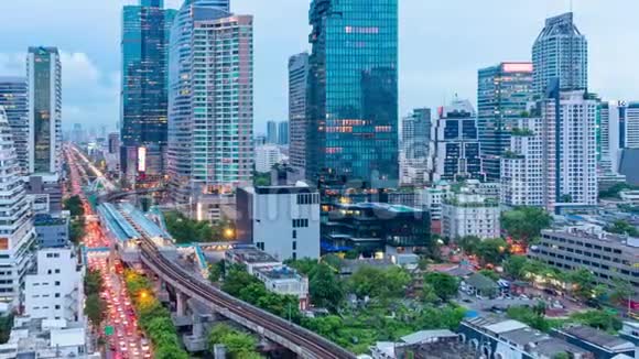 泰国曼谷商业区交通高峰时段的昼夜交通视频的预览图