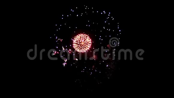 节日里灿烂的烟火夜空中闪耀着明亮的火球深红色一个有趣的球在中间视频的预览图
