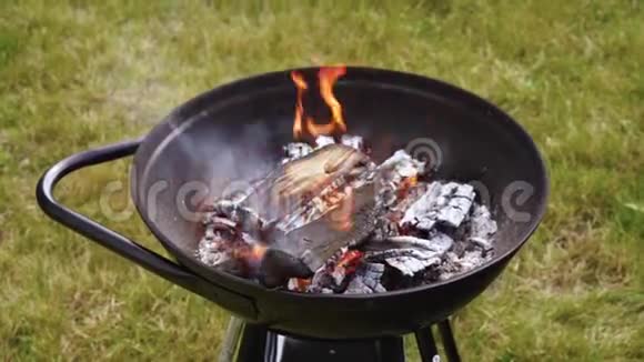 后院的木炭烧烤架正在燃烧视频的预览图