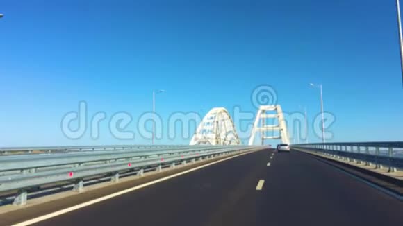 克里米亚大桥的POV观景路Kerch大桥俗称Kerch海峡大桥有公路和铁路通道视频的预览图