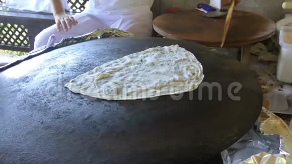 厨师用平底锅准备平板面包视频的预览图