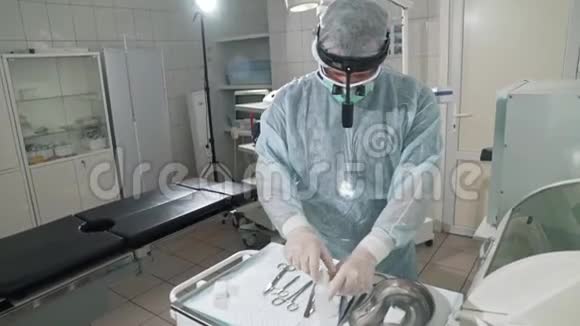 医院外科医生在手术前对医疗器械进行消毒戴眼镜的医生专业人士视频的预览图