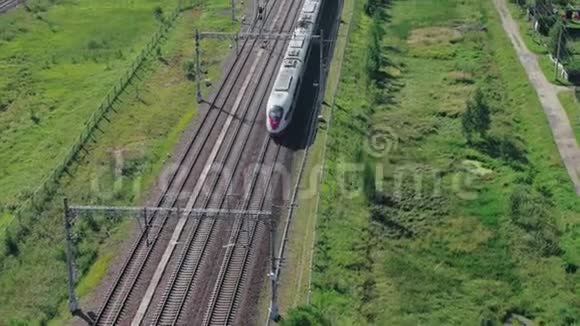 两列火车通过乡村铁路向相反的方向移动视频的预览图