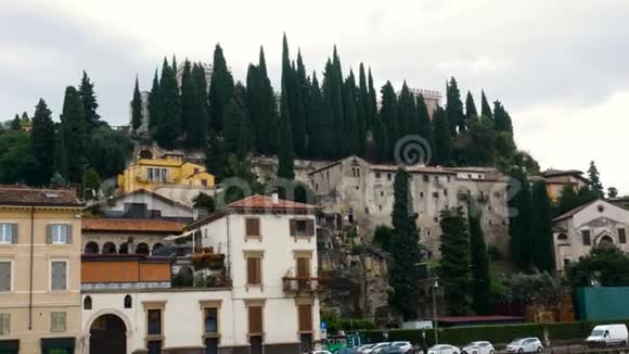 从穿过维罗纳市的阿迪格俯瞰维罗纳山被称为爱之城视频的预览图