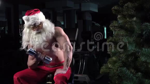 在健身房训练二头肌的圣诞老人视频的预览图