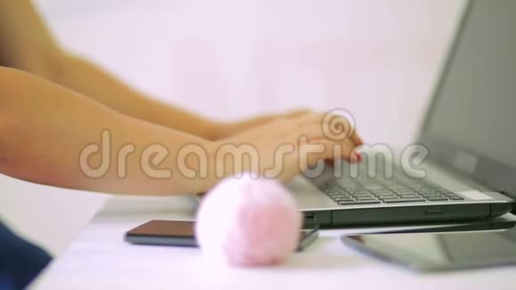 女性手印在笔记本电脑键盘上视频的预览图