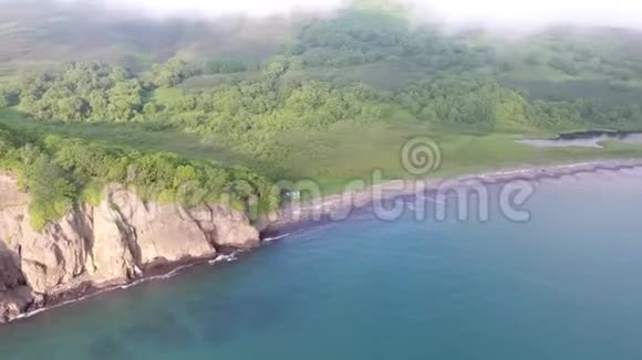 沿海湾的堪察加海岸线的鸟瞰图蓝色海洋视频的预览图