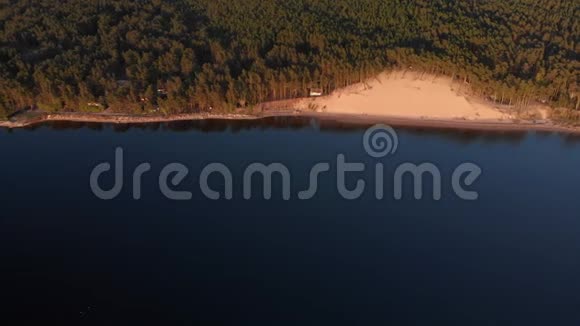 空中白沙丘在瓦尔努克罗斯的里鲁佩河黄金时间日落顶部从上面无人机拍摄视频的预览图