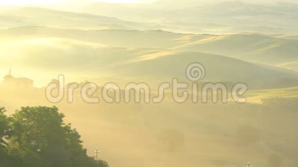 夏季托斯卡纳山地丘陵景观傍晚有雾的自然金光视频的预览图