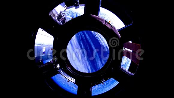 2个视频1从国际空间站上看到地球地球穿过国际空间站的舷窗由视频的预览图
