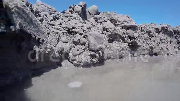 沙中墙壁坍塌视频的预览图