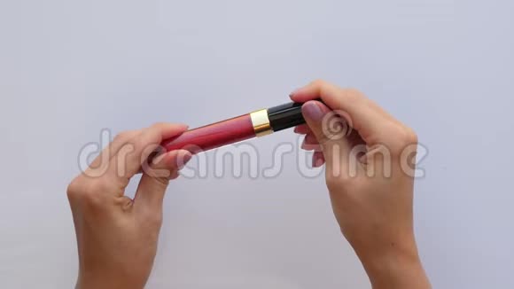 女人打开红色唇彩做样本视频的预览图