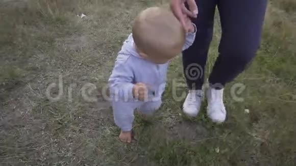 小男孩牵着妈妈手视频的预览图