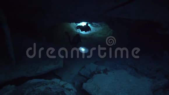 洞穴里的潜水员视频的预览图