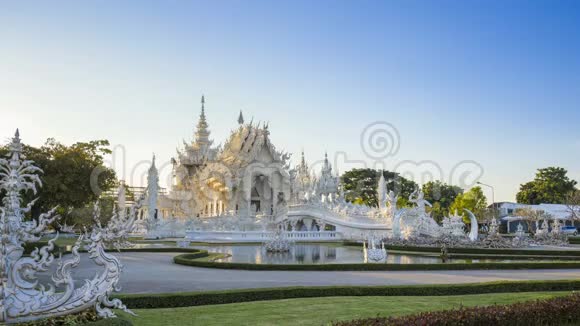 荣美丽的白庙著名的地标性旅游地深受泰国清莱人的喜爱晚上4K时间一圈视频的预览图